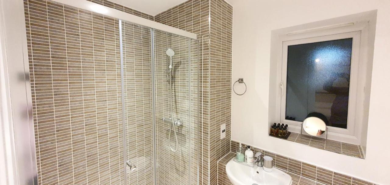 Garland Modern Apartment, Dartford 1 With Parking Extérieur photo